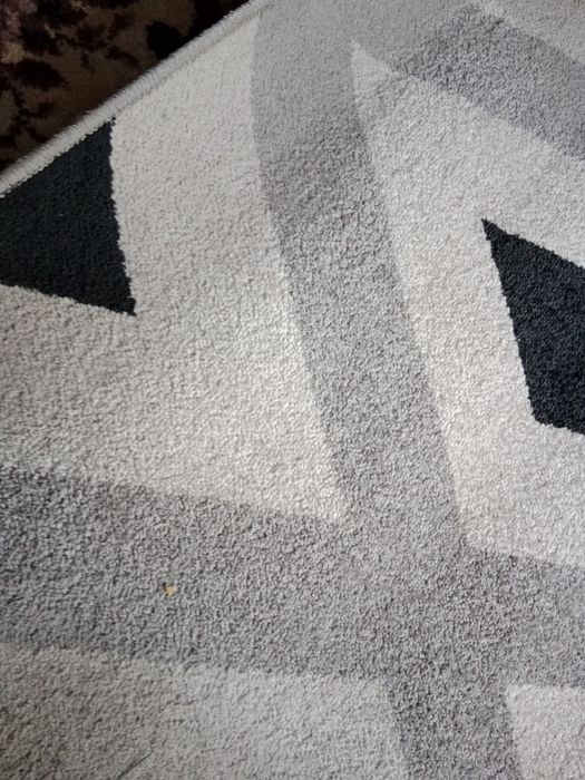 Dywan biało-szaro czarny  133 x 195 cm