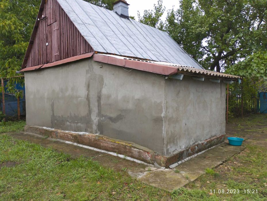 Небольшая хатка в селе
