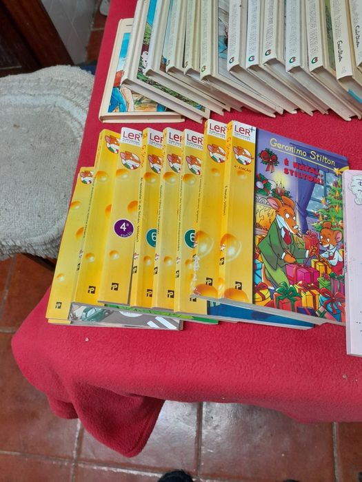 Lote de 140  livros juvenis exemplares impecaveis o preço é para o lot