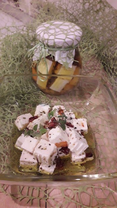 Ser kozi w oleju z przyprawami