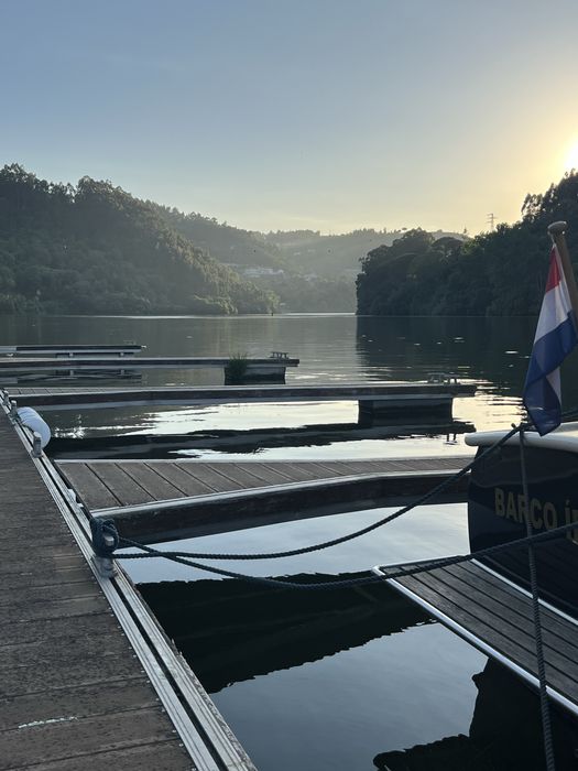 Barco de recreio com capacidade de 10 passageiros e com casco em aço naval e motor 180 D, gasoleo, 8,5 m, de 1985
