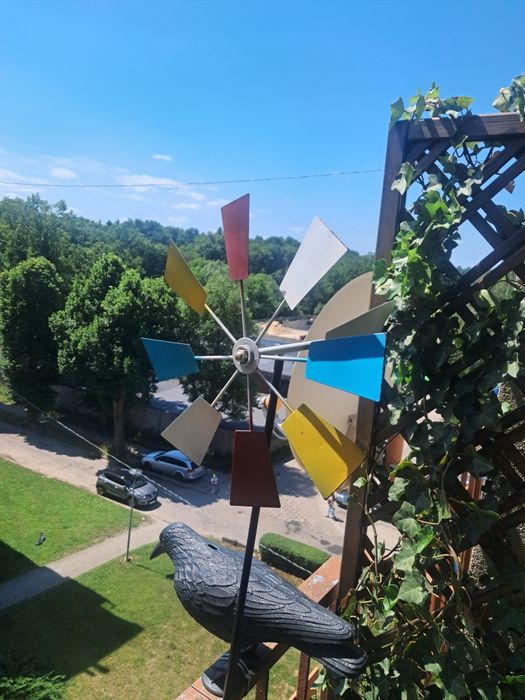 Wiatrak ogrodowy na balkon ogród działkę metalowy kolorowy ozdoba