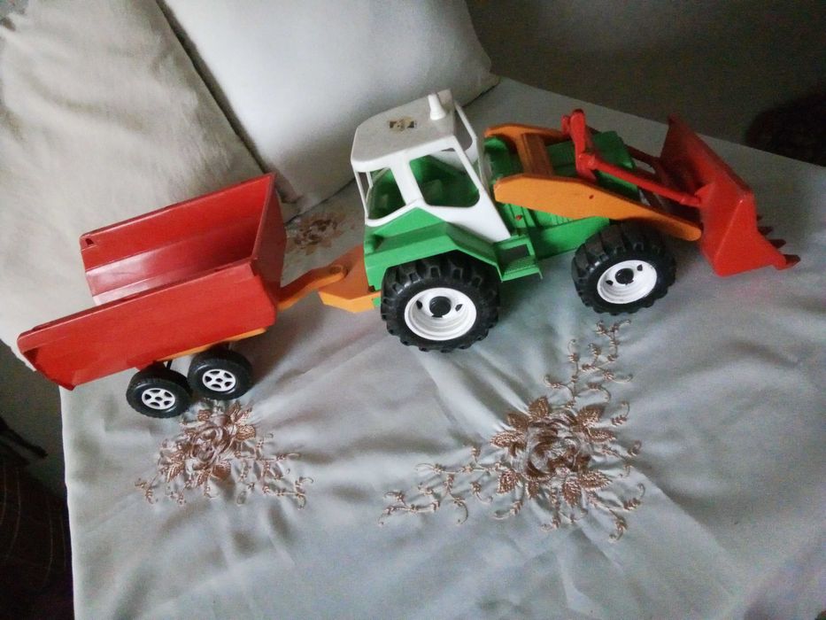 Трактор с прицепом（игрушка пластиковая ）б/у в отл. сост.