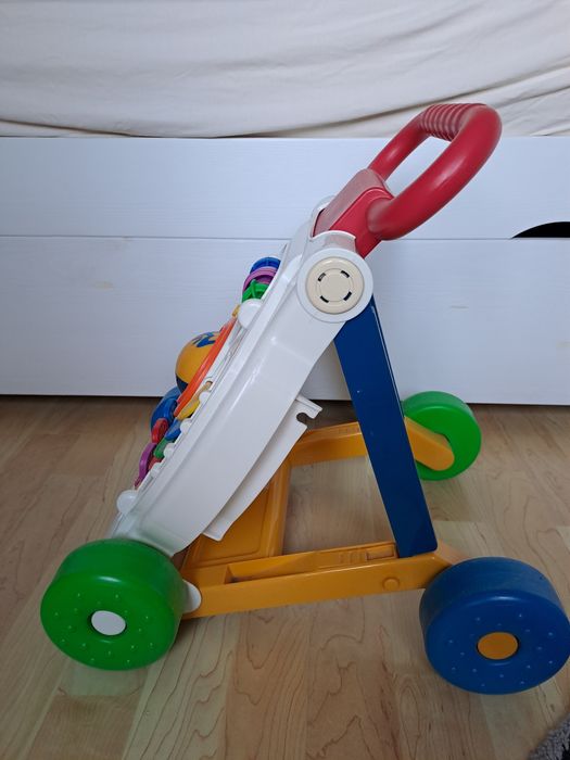 Pchacz do nauki chodzenia. Marka Fisher Price.
