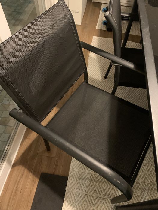 Conjunto - Mesa e 4 cadeiras