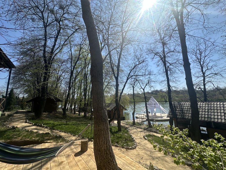 Двомісна кімната номер для відпочинку на березі озера з альтанкою