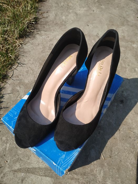 Жіночі туфлі              .