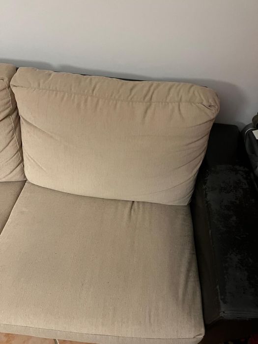 Sofá 2 Lugares em Tecido Bege, Estrutura Preta, Compacto e Confortável