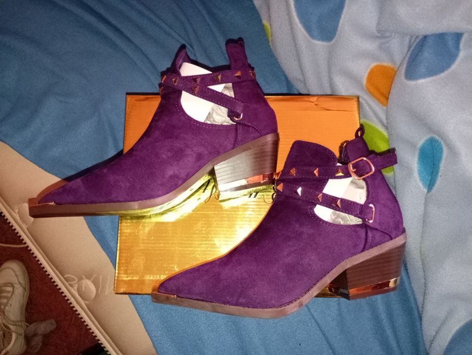 Botas roxas nunca usadas