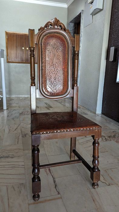 Antiga cadeira em madeira