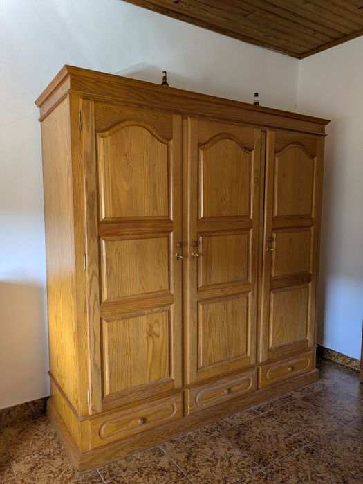 Mobília de Quarto Completa em Madeira Maciça (Pinho) – Excelente Estado