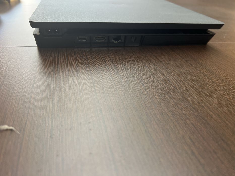 PS4 Original + 2 Comandos – Excelente Estado / Praticamente Nova