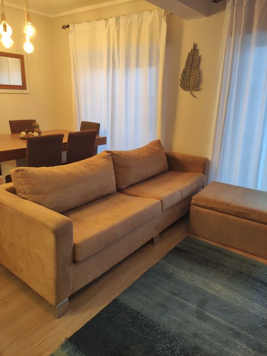 Sofá com chaise longe com arrumação