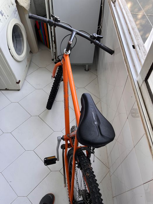 Bicicleta funciona e ninguém a vai roubar.
