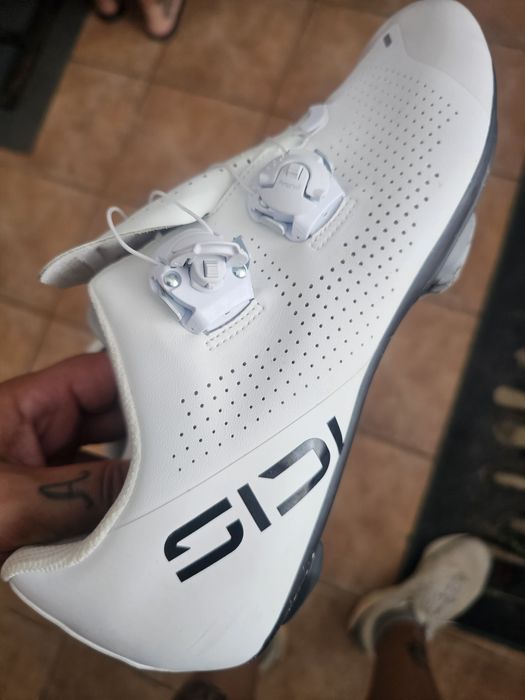 Sapatos de carbono Sidi e pedais de encaixe look em carbono