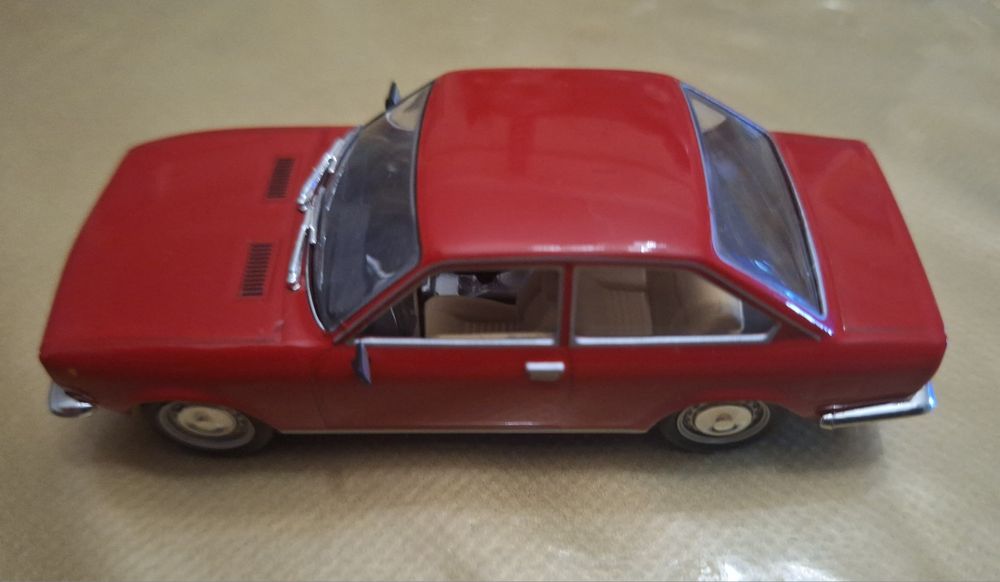 Miniatura escala 1:43 Fiat 124 Sport