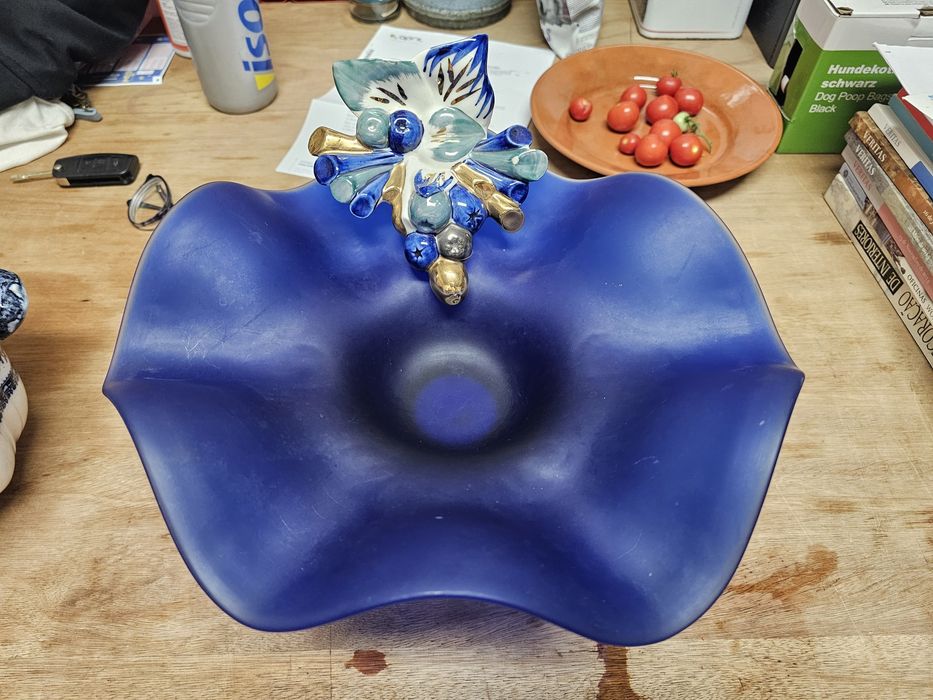 Fruteira de porcelana assinada JC porcelanas azul cobalto