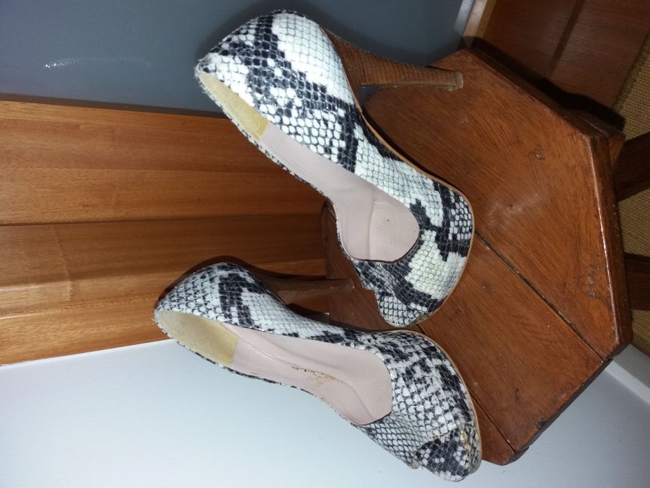 Sapatos de salto alto em pele cobra.