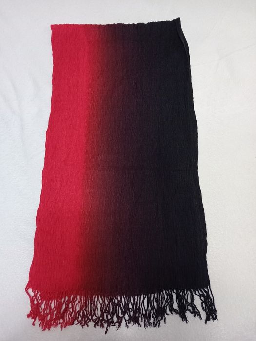 Szaliczek dwukolorowy z frędzlami. Stan bardzo dobry.