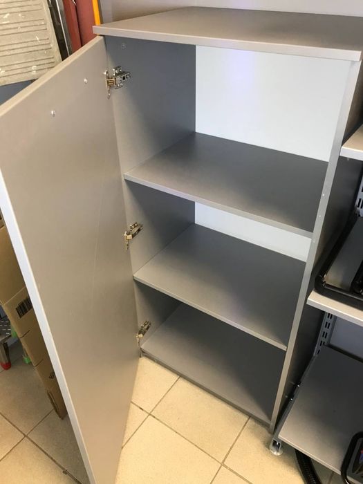 Подам тумбу сірого кольору