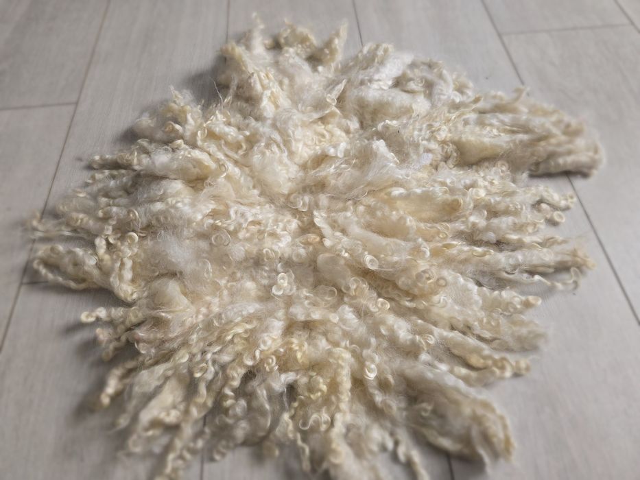 Kocyk loki naturalna wełna ok 50x50 cm sesja zdjęciowa