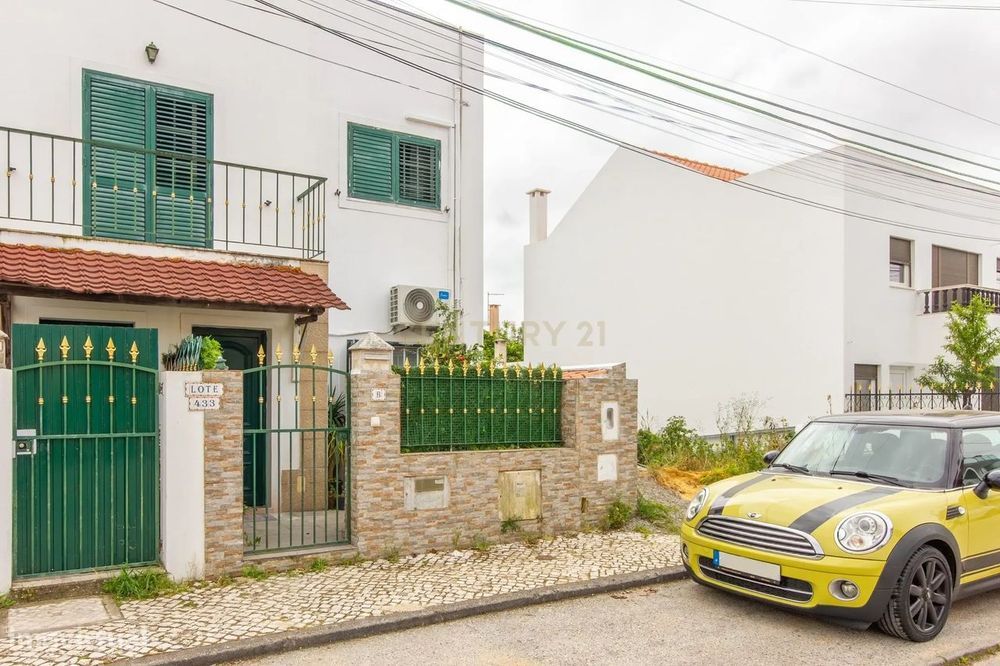Moradia T3 na Quinta do Conde com quintal e sotão