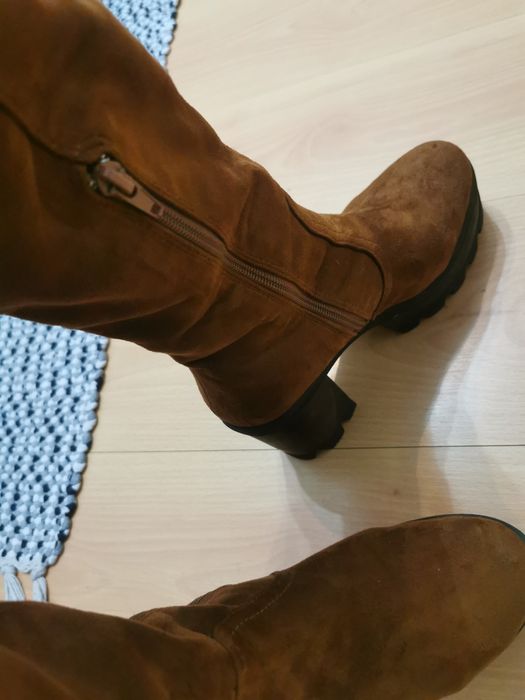 Botas de camurça, até ao joelho.