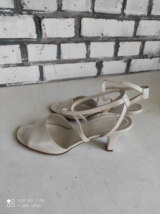 Босоножки молочные бежевые 39  размер 25 см