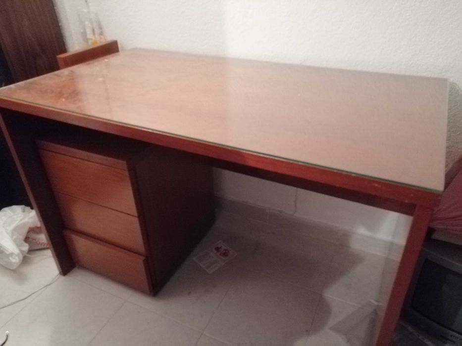 Secretaria de madeira com tampo em vidro