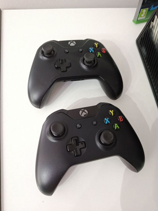 XBox One com dois comandos
