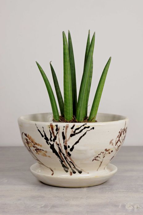 Zestaw ręcznie robionych doniczek z podstawką. Polskie rękodzieło