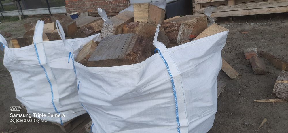 Grube drewno w bagach z dowozem