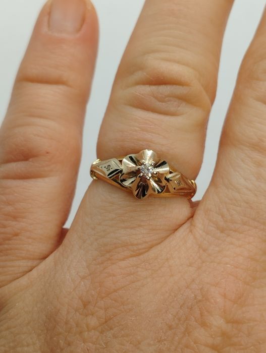 Золотое кольцо с бриллиантами 16.8 размер 2.47 грамма