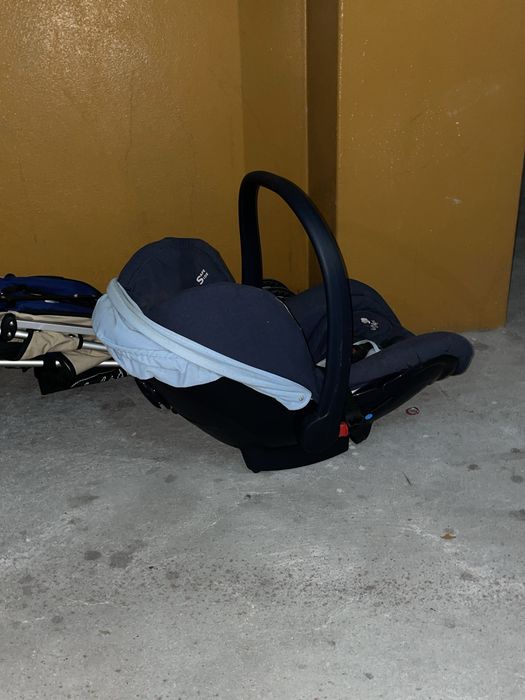 Conjunto de carrinho e cadeirinha de bébé
