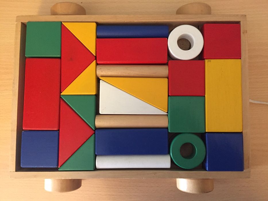 Carro com blocos de madeira para montar.
