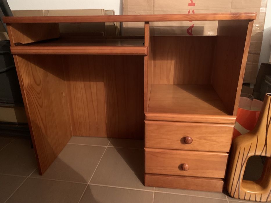 Mesa de escritório de madeira. Com base de apoio e gavetas.