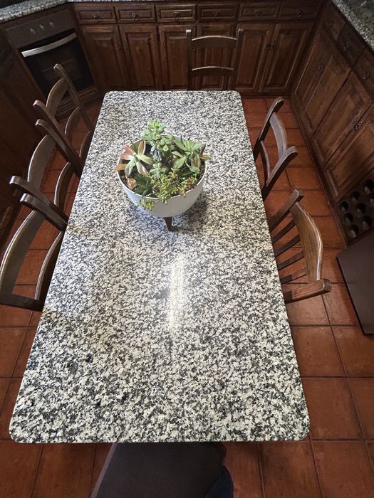Mesa em marmore com 6 cadeiras