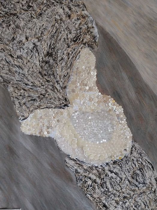 Tela grande  técnica mista acrílico, botões de camisa cosidos e papel