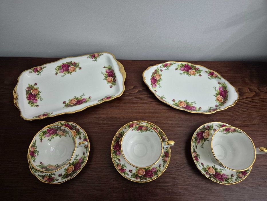 Coleção de 3 Chávenas e duas Travessas Royal Albert Old Country Roses
