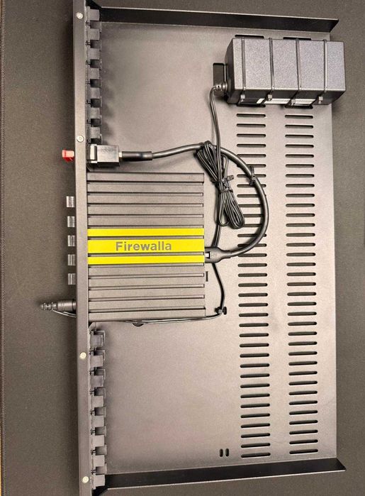 Firewalla Gold Plus + Półka do montażu w szafie Rack - Nowa