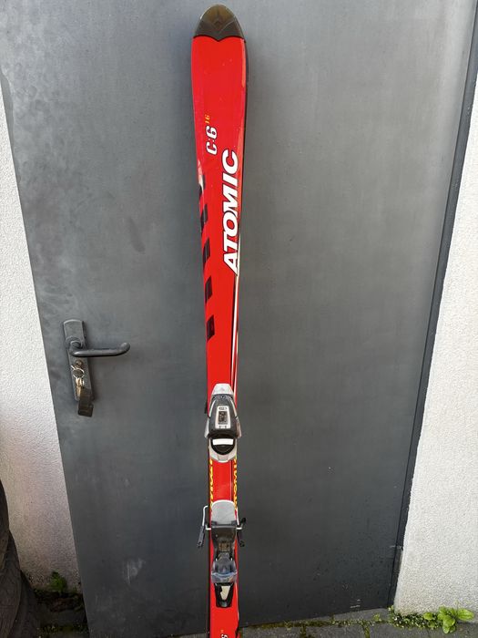 Buty narciarskie z nartami