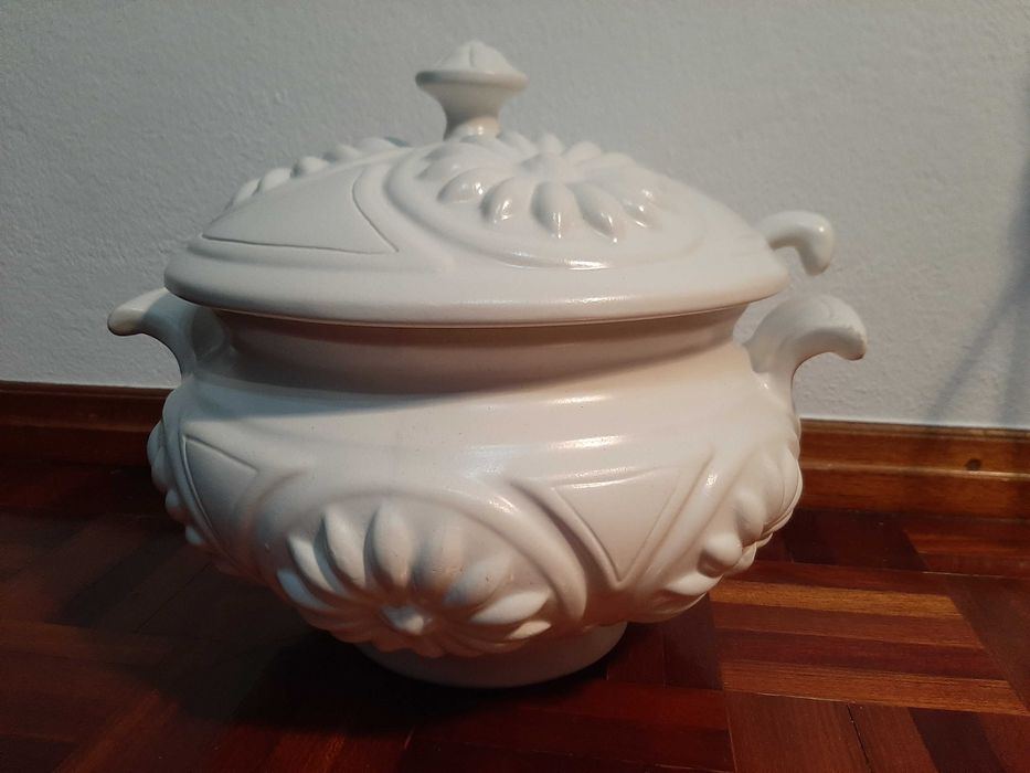 Terrina branca da marca OAL, Made in Portugal