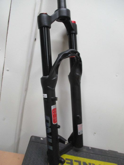 Велосипедная пневмо вилка передняя  на 24 колесо.