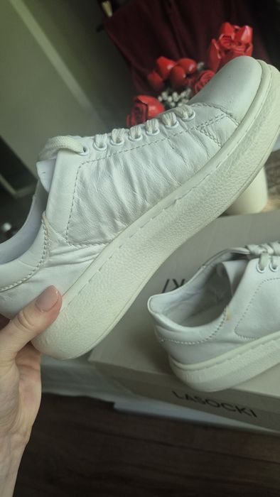 Białe buty lasocki