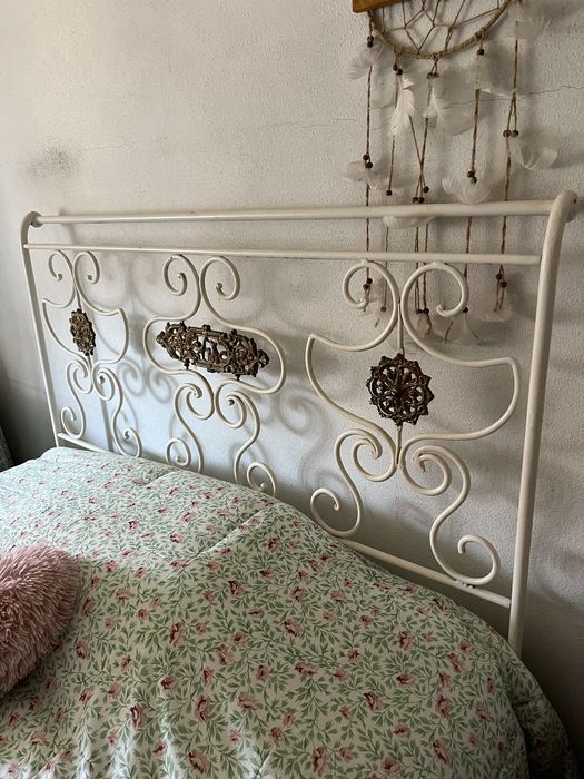 Cama antiga em ferro trabalhado – estilo vintage/romântico