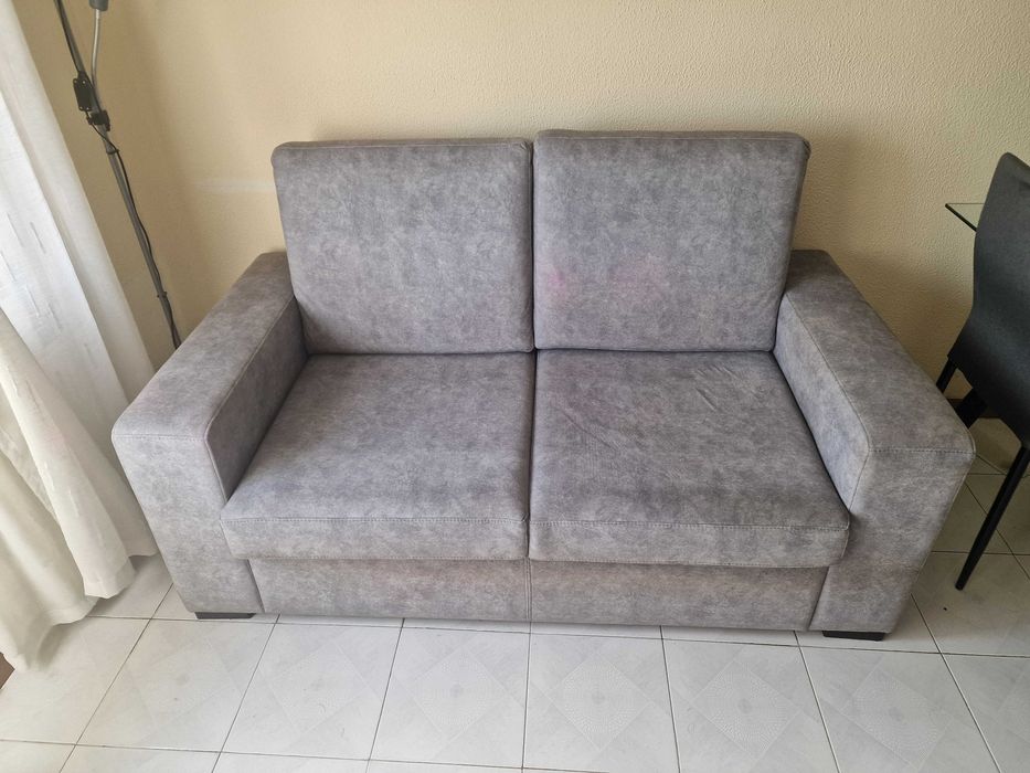 Sofa de 2 lugares cinzento