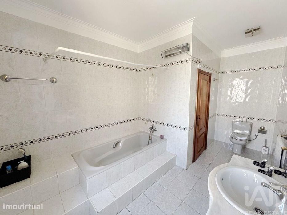 Apartamento T4 em Vila e Roussas de 262,00 m2