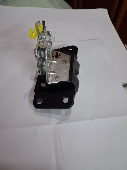 Fechadura tampa Mitsubishi  L400