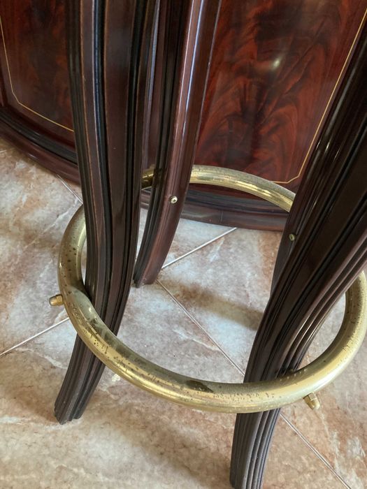 Bar de Sala em madeira com bancos