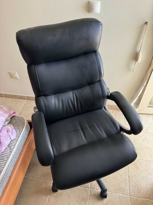 Cadeira de escritório / secretária ergonómica em pele preta – Como nova!